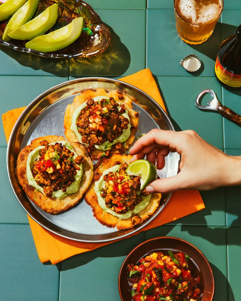 Taco artistico. Platos emblemáticos de la cocina Latinoamerica.