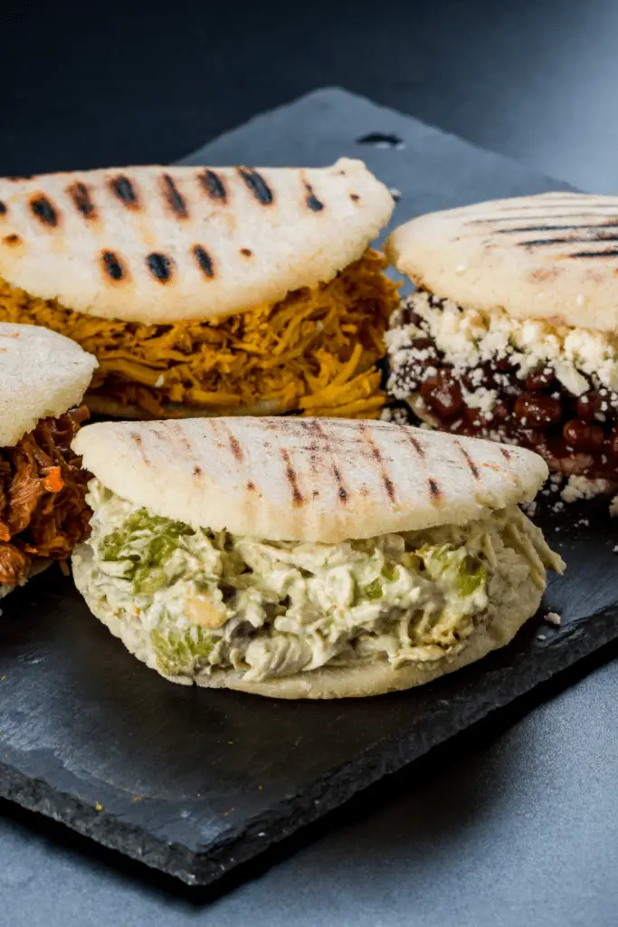 Arepas variadas con diferentes rellenos. Cocina Latinoamericana.